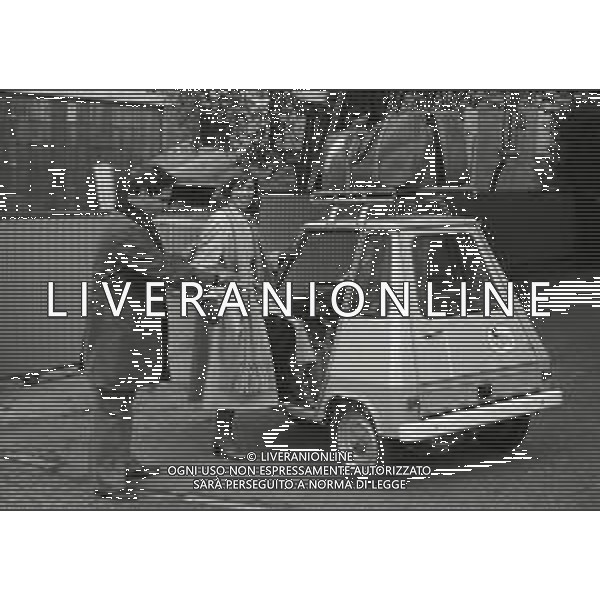 RETROSPETTIVA RENATO POZZETTO ATTORE NELLA FOTO RENATO POZZETTO NEL FILM“LUNA DI MIELE IN TRE“ CON STEFANIA CASINI NELL\'ANNO 1975 AG ALDO LIVERANI SAS