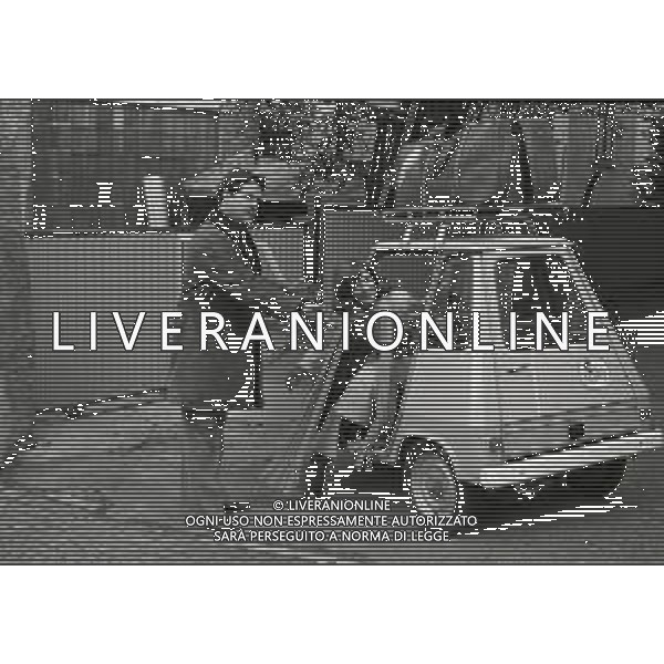 RETROSPETTIVA RENATO POZZETTO ATTORE NELLA FOTO RENATO POZZETTO NEL FILM“LUNA DI MIELE IN TRE“ CON STEFANIA CASINI NELL\'ANNO 1975 AG ALDO LIVERANI SAS