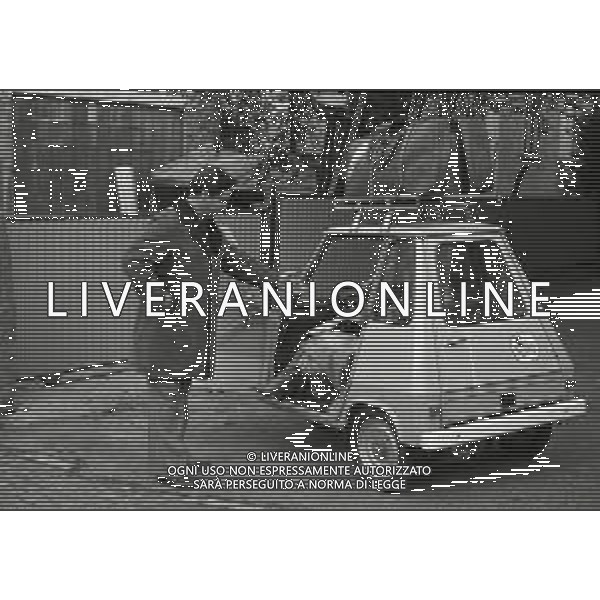 RETROSPETTIVA RENATO POZZETTO ATTORE NELLA FOTO RENATO POZZETTO NEL FILM“LUNA DI MIELE IN TRE“ CON STEFANIA CASINI NELL\'ANNO 1975 AG ALDO LIVERANI SAS