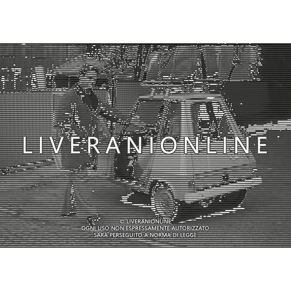 RETROSPETTIVA RENATO POZZETTO ATTORE NELLA FOTO RENATO POZZETTO NEL FILM“LUNA DI MIELE IN TRE“ CON STEFANIA CASINI NELL\'ANNO 1975 AG ALDO LIVERANI SAS