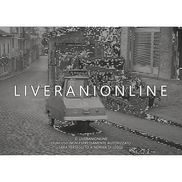 RETROSPETTIVA RENATO POZZETTO ATTORE NELLA FOTO RENATO POZZETTO NEL FILM“LUNA DI MIELE IN TRE“ CON STEFANIA CASINI NELL\'ANNO 1975 AG ALDO LIVERANI SAS