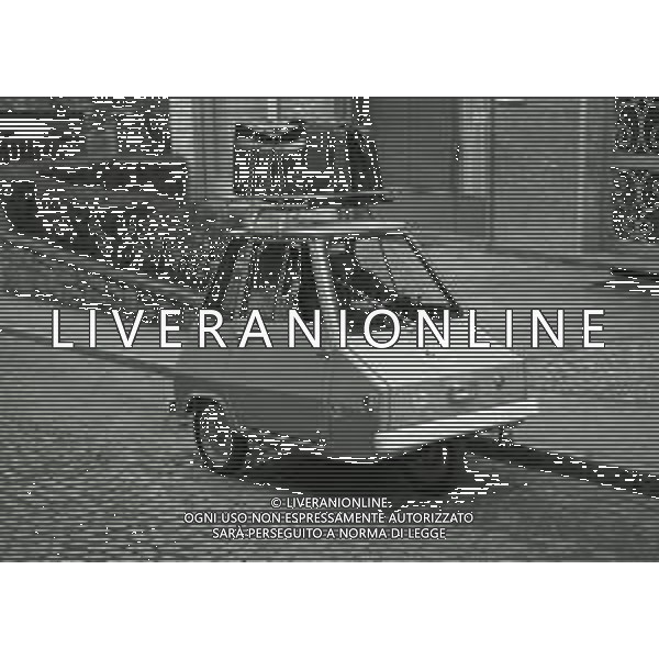RETROSPETTIVA RENATO POZZETTO ATTORE NELLA FOTO RENATO POZZETTO NEL FILM“LUNA DI MIELE IN TRE“ CON STEFANIA CASINI NELL\'ANNO 1975 AG ALDO LIVERANI SAS