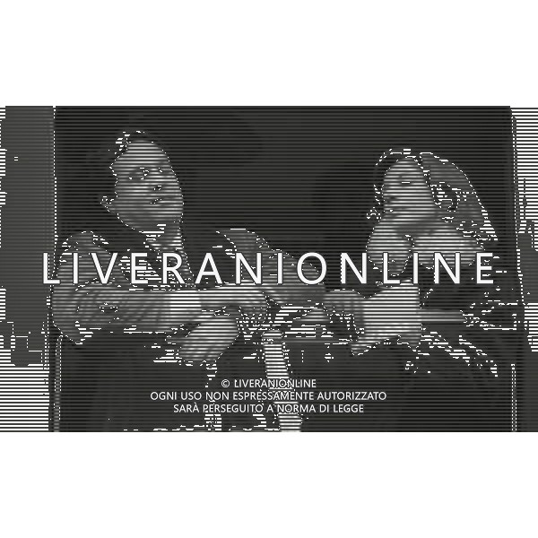 RETROSPETTIVA RENATO POZZETTO ATTORE NELLA FOTO RENATO POZZETTO NEL FILM“LUNA DI MIELE IN TRE“ CON STEFANIA CASINI NELL\'ANNO 1975 AG ALDO LIVERANI SAS