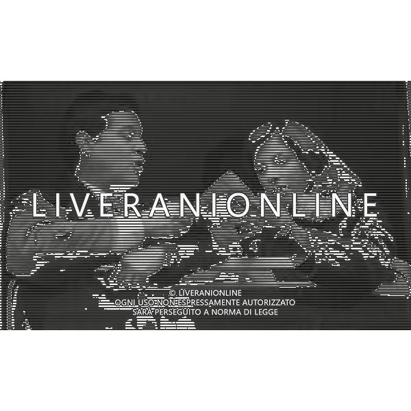 RETROSPETTIVA RENATO POZZETTO ATTORE NELLA FOTO RENATO POZZETTO NEL FILM“LUNA DI MIELE IN TRE“ CON STEFANIA CASINI NELL\'ANNO 1975 AG ALDO LIVERANI SAS