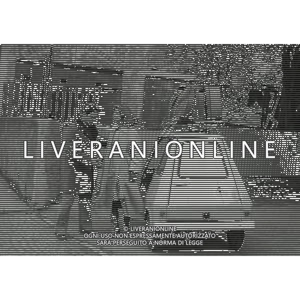 RETROSPETTIVA RENATO POZZETTO ATTORE NELLA FOTO RENATO POZZETTO NEL FILM“LUNA DI MIELE IN TRE“ CON STEFANIA CASINI NELL\'ANNO 1975 AG ALDO LIVERANI SAS