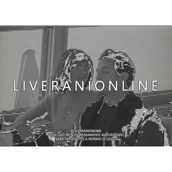 RETROSPETTIVA RENATO POZZETTO ATTORE NELLA FOTO RENATO POZZETTO NEL FILM“LUNA DI MIELE IN TRE“ CON STEFANIA CASINI NELL\'ANNO 1975 AG ALDO LIVERANI SAS
