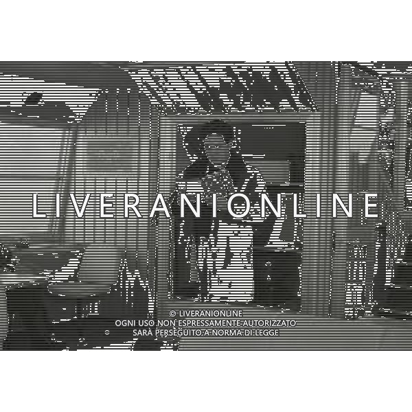 RETROSPETTIVA RENATO POZZETTO ATTORE NELLA FOTO RENATO POZZETTO NEL FILM“LUNA DI MIELE IN TRE“ NELL\'ANNO 1975 AG ALDO LIVERANI SAS