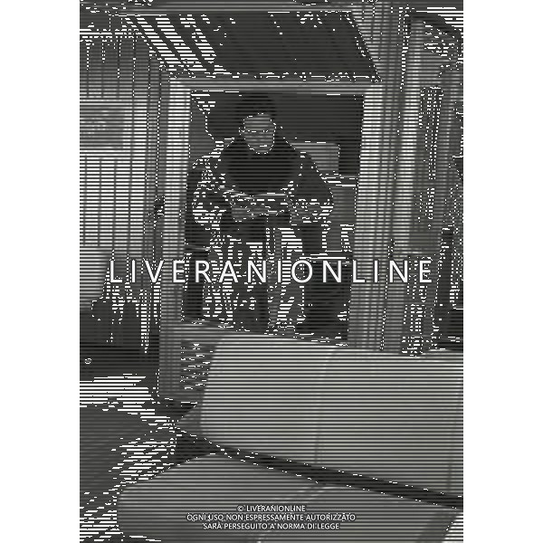 RETROSPETTIVA RENATO POZZETTO ATTORE NELLA FOTO RENATO POZZETTO NEL FILM“LUNA DI MIELE IN TRE“ NELL\'ANNO 1975 AG ALDO LIVERANI SAS
