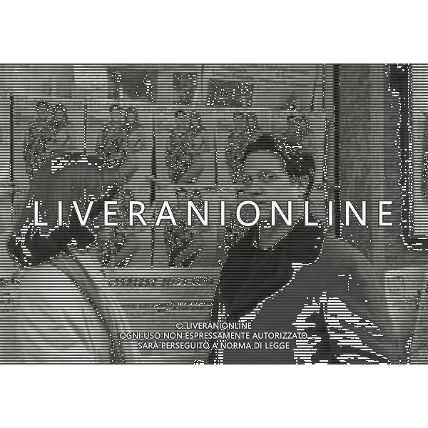 RETROSPETTIVA RENATO POZZETTO ATTORE NELLA FOTO RENATO POZZETTO NEL FILM“LUNA DI MIELE IN TRE“ CON STEFANIA CASINI NELL\'ANNO 1975 AG ALDO LIVERANI SAS