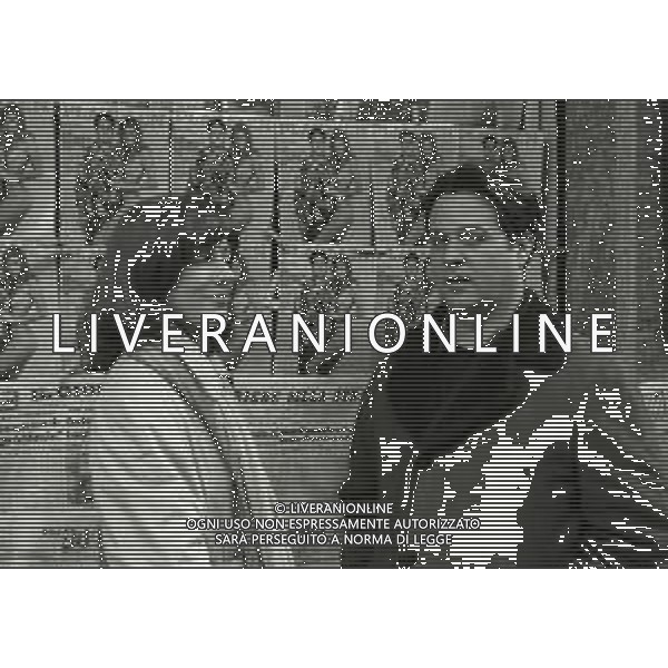 RETROSPETTIVA RENATO POZZETTO ATTORE NELLA FOTO RENATO POZZETTO NEL FILM“LUNA DI MIELE IN TRE“ CON STEFANIA CASINI NELL\'ANNO 1975 AG ALDO LIVERANI SAS