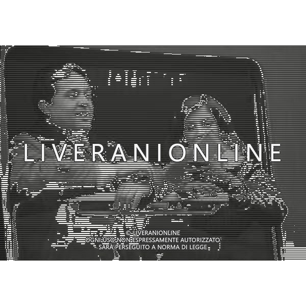 RETROSPETTIVA RENATO POZZETTO ATTORE NELLA FOTO RENATO POZZETTO NEL FILM“LUNA DI MIELE IN TRE“ CON STEFANIA CASINI NELL\'ANNO 1975 AG ALDO LIVERANI SAS