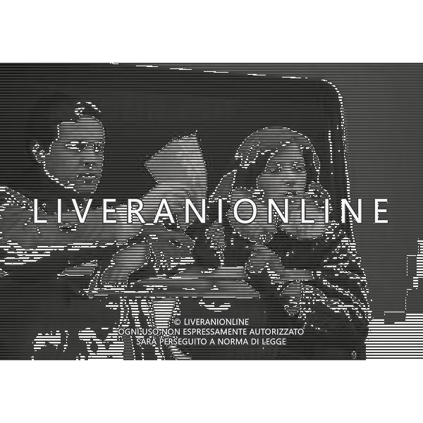 RETROSPETTIVA RENATO POZZETTO ATTORE NELLA FOTO RENATO POZZETTO NEL FILM“LUNA DI MIELE IN TRE“ CON STEFANIA CASINI NELL\'ANNO 1975 AG ALDO LIVERANI SAS