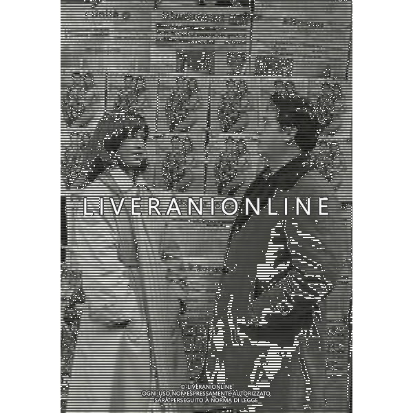 RETROSPETTIVA RENATO POZZETTO ATTORE NELLA FOTO RENATO POZZETTO NEL FILM“LUNA DI MIELE IN TRE“ CON STEFANIA CASINI NELL\'ANNO 1975 AG ALDO LIVERANI SAS