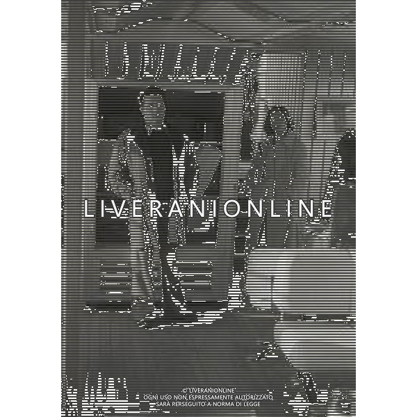 RETROSPETTIVA RENATO POZZETTO ATTORE NELLA FOTO RENATO POZZETTO NEL FILM“LUNA DI MIELE IN TRE“ CON STEFANIA CASINI NELL\'ANNO 1975 AG ALDO LIVERANI SAS