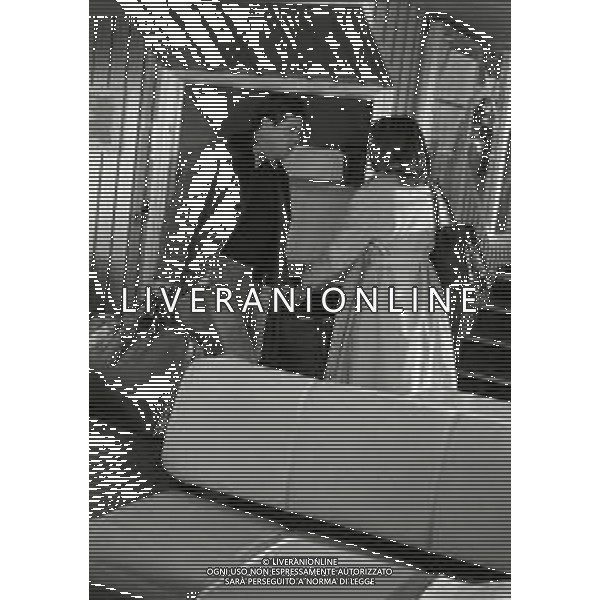 RETROSPETTIVA RENATO POZZETTO ATTORE NELLA FOTO RENATO POZZETTO NEL FILM“LUNA DI MIELE IN TRE“ CON STEFANIA CASINI NELL\'ANNO 1975 AG ALDO LIVERANI SAS