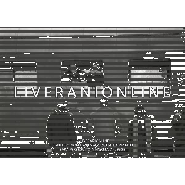 RETROSPETTIVA RENATO POZZETTO ATTORE NELLA FOTO RENATO POZZETTO NEL FILM“LUNA DI MIELE IN TRE“ CON STEFANIA CASINI NELL\'ANNO 1975 AG ALDO LIVERANI SAS