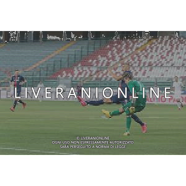 Campionato di Calcio Serie C - Lega Pro 2019/2020 Padova, Italia, 30 giugno 2020 PLAYOFF Padova VS Sambenedettese Nella foto: Il rinvio di Stefano Minelli (Padova) contrastato da Iacopo Cernigoi (Sambenedettese) ©Mattia Radoni / AGENZIA ALDO LIVERANI SAS