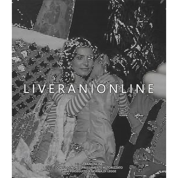 RETROSPETTIVA LOREDANA BERTE\' CANTANTE NELLA FOTO LOREDANA BERTE\' CON LA SORELLA MIA MARTINI ALLA BUSSOLA NELL\'ANNO 1975 AG ALDO LIVERANI SAS 