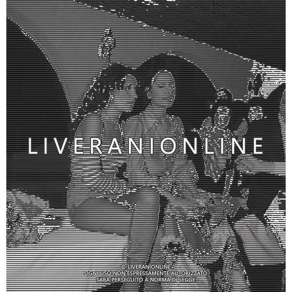 RETROSPETTIVA LOREDANA BERTE\' CANTANTE NELLA FOTO LOREDANA BERTE\' CON LA SORELLA MIA MARTINI ALLA BUSSOLA NELL\'ANNO 1975 AG ALDO LIVERANI SAS 