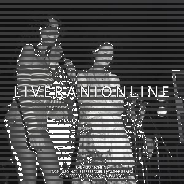 RETROSPETTIVA LOREDANA BERTE\' CANTANTE NELLA FOTO LOREDANA BERTE\' CON LA SORELLA MIA MARTINI ALLA BUSSOLA NELL\'ANNO 1975 AG ALDO LIVERANI SAS 