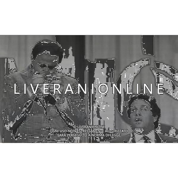 TRASMISSIONE TELEVISIVA “ RISATISSIMA“ NELLA FOTO MASSIMO BOLDI CON RENATO POZZETTO NELL\'ANNO 1985 AG ALDO LIVERANI SAS