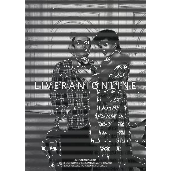 TRASMISSIONE TELEVISIVA “ RISATISSIMA“ NELLA FOTO EDWIGE FENECH CON LINO BANFI NELL\'ANNO 1985 AG ALDO LIVERANI SAS