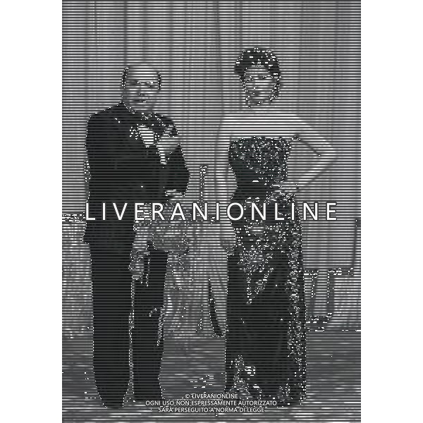 TRASMISSIONE TELEVISIVA “ RISATISSIMA“ NELLA FOTO EDWIGE FENECH CON LINO BANFI NELL\'ANNO 1985 AG ALDO LIVERANI SAS