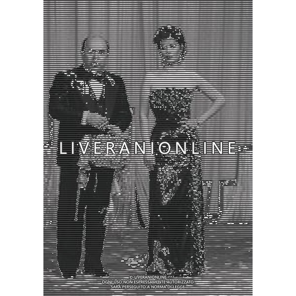 TRASMISSIONE TELEVISIVA “ RISATISSIMA“ NELLA FOTO EDWIGE FENECH CON LINO BANFI NELL\'ANNO 1985 AG ALDO LIVERANI SAS