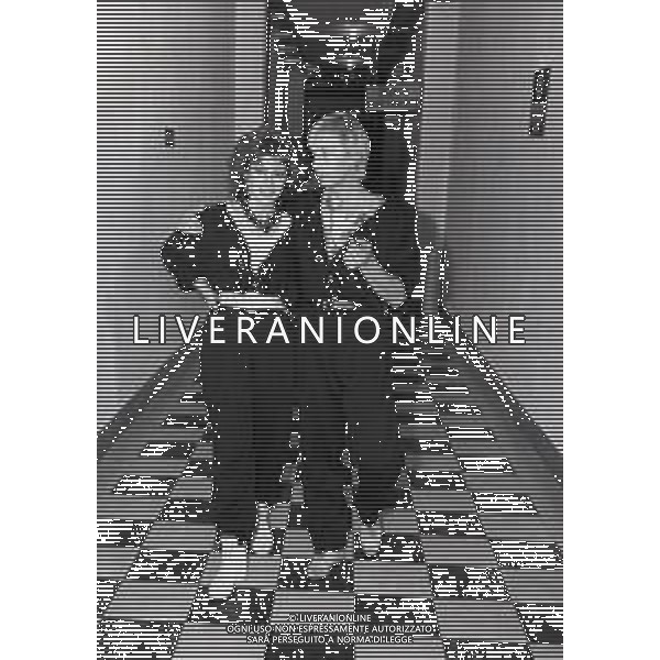 TRASMISSIONE TELEVISIVA “ RISATISSIMA“ NELLA FOTO ENZO PAOLO TURCHI REGALA A CARMEN RUSSO NELL\'ANNO 1985 AG ALDO LIVERANI SAS