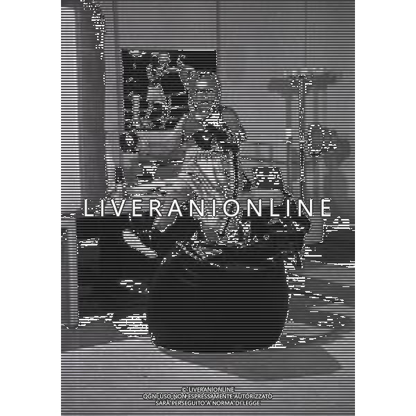 TRASMISSIONE TELEVISIVA “ RISATISSIMA“ NELLA FOTO PAOLO VILLAGGIO NELL\'ANNO 1985 AG ALDO LIVERANI SAS