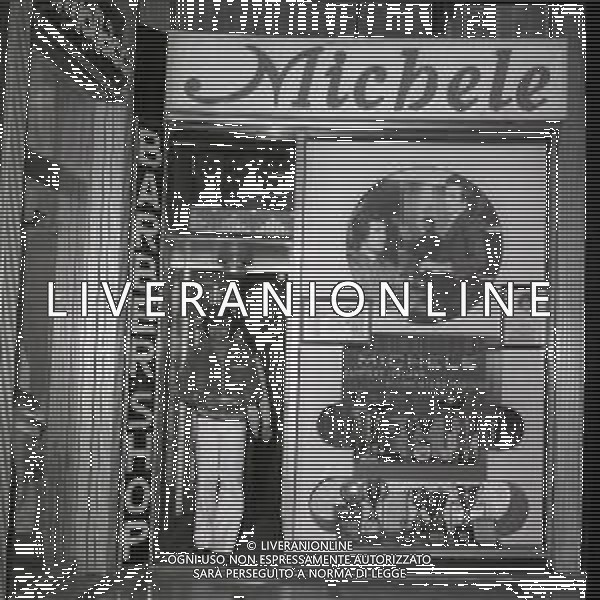 RETROSPETTIVA LITTLE TONY CANTANTE NELLA FOTO LITTLE TONY A MILANO NELL\'ANNO 1975 AG ALDO LIVERANI SAS  