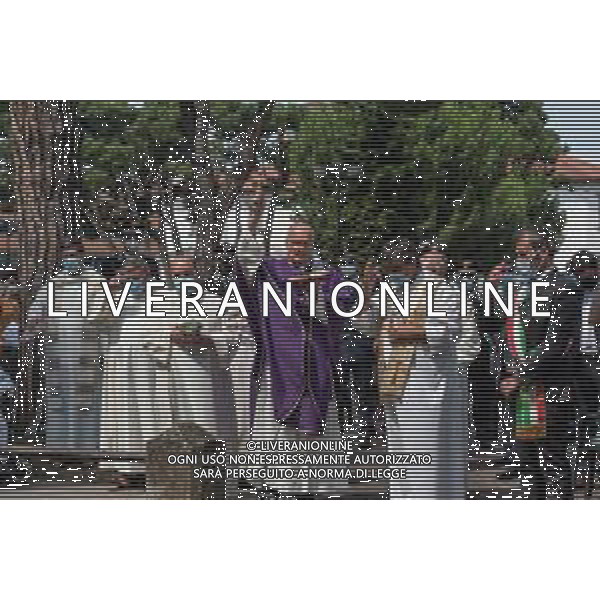 Cronaca Dalmine, Dalmine, Italia, 06 luglio 2020 Celebrazione Eucaristica nel giorno del 76° Anniversario del Bombardamento della Dalmine Nella foto: Benedizione finale di Don Mario Eugenio Carminati, Vicario Episcopale della Diocesi, al Monumento ai Caduti FOTO SILVIA COLOMBO-AG LM MEDIA-AG ALDO LIVERANI SAS AG ALDO LIVERANI -LM MEDIA-FOTO SILVIA COLOMBO