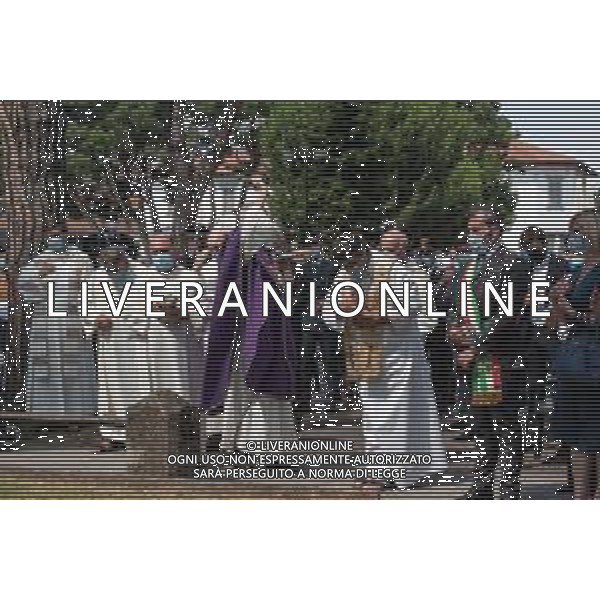 Cronaca Dalmine, Dalmine, Italia, 06 luglio 2020 Celebrazione Eucaristica nel giorno del 76° Anniversario del Bombardamento della Dalmine Nella foto: Benedizione finale di Don Mario Eugenio Carminati, Vicario Episcopale della Diocesi, al Monumento ai Caduti AG ALDO LIVERANI -LM MEDIA-FOTO SILVIA COLOMBO