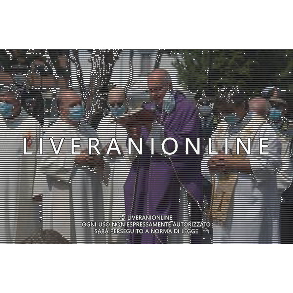 Cronaca Dalmine, Dalmine, Italia, 06 luglio 2020 Celebrazione Eucaristica nel giorno del 76° Anniversario del Bombardamento della Dalmine Nella foto: Benedizione finale di Don Mario Eugenio Carminati, Vicario Episcopale della Diocesi, al Monumento ai Caduti AG ALDO LIVERANI -LM MEDIA-FOTO SILVIA COLOMBO