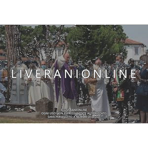 Cronaca Dalmine, Dalmine, Italia, 06 luglio 2020 Celebrazione Eucaristica nel giorno del 76° Anniversario del Bombardamento della Dalmine Nella foto: Benedizione finale di Don Mario Eugenio Carminati, Vicario Episcopale della Diocesi, al Monumento ai Caduti AG ALDO LIVERANI -LM MEDIA-FOTO SILVIA COLOMBO