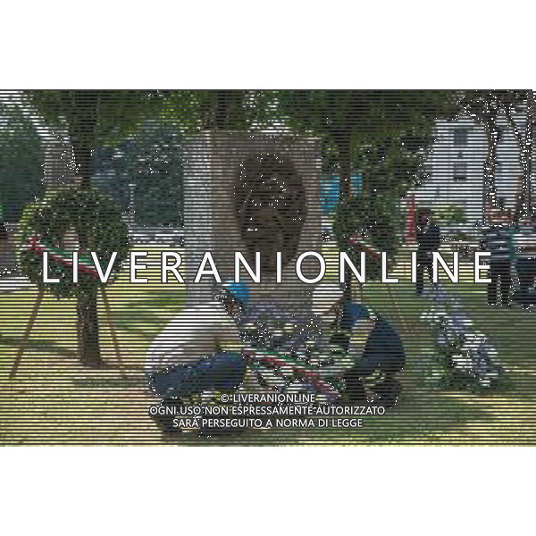 Cronaca Dalmine, Dalmine, Italia, 06 luglio 2020 Celebrazione Eucaristica nel giorno del 76° Anniversario del Bombardamento della Dalmine Nella foto: Posa dell\'Omaggio Floreale al Monumento ai Caduti della Dalmine AG ALDO LIVERANI -LM MEDIA-FOTO SILVIA COLOMBO