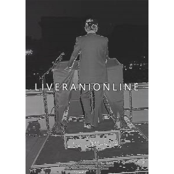 RETROSPETTIVA ENRICO BERLINGUER POLITICO NELLA FOTO ENRICO BERLINGUER AL COMIZIO A MILANO IN PIAZZA DUOMO ALLA CHIUSURA DELLA CAMPAGNA PER LE ELEZIONI NELL\'ANNO 1983 AG ALDO LIVERANI SAS 