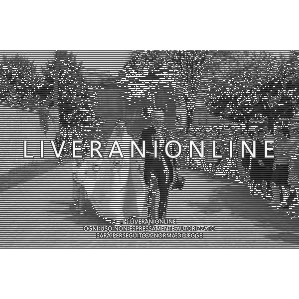 Campiglione Fenile 1970 - Matrimonio del Conte Ippolito Calvi di Bergolo Rocca Saporiti con Antonella San Martino D\'Aglie\' di San Germano (nipote di Paola Ruffo) - RETROSPETTIVA Nella foto La sposa accompagnata dal padre il marchese Casimiro San Martino di San Germano ©ARCHIVIO / AGENZIA ALDO LIVERANI SAS
