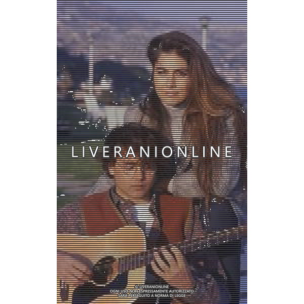 RETROSPETTIVA YARI CARRISI CANTANTE E COMPOSITORE DI COLONNE CINEMATOGRAFICHE NELLA FOTO YARI CARRISI CON ROMINA POWER AG ALDO LIVERANI SAS
