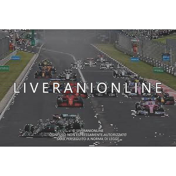Lewis Hamilton (GBR) Mercedes AMG F1 W11 leads at the start of the race. 19.07.2020. Formula 1 World Championship, Rd 3, Hungarian Grand Prix, Budapest, Hungary, Race Day. / AGENZIA ALDO LIVERANI SAS - ITALY ONLY EDITORIAL USE ONLY