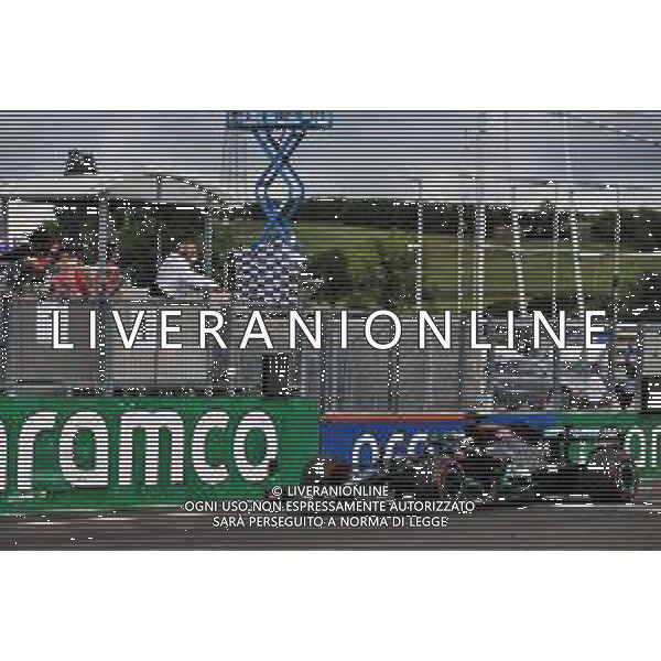 Race winner Lewis Hamilton (GBR) Mercedes AMG F1 takes the chequered flag at the end of the race. 19.07.2020. Formula 1 World Championship, Rd 3, Hungarian Grand Prix, Budapest, Hungary, Race Day. / AGENZIA ALDO LIVERANI SAS - ITALY ONLY EDITORIAL USE ONLY
