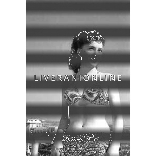 NEG-RETROSPETTIVA GINA LOLLOBRIGIDA ATTRICE NELLA FOTO GINA LOLLOBRIGIDA IN PISCINA NEGLI ANNI 50 A ROMA AG ALDO LIVERANI SAS