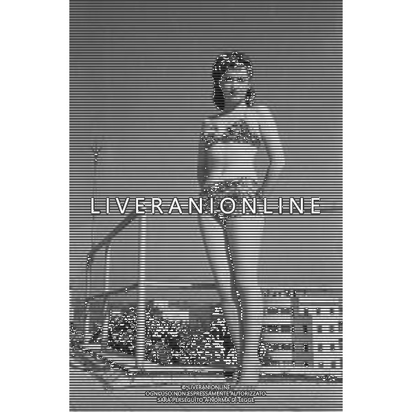 NEG-RETROSPETTIVA GINA LOLLOBRIGIDA ATTRICE NELLA FOTO GINA LOLLOBRIGIDA IN PISCINA NEGLI ANNI 50 A ROMA AG ALDO LIVERANI SAS