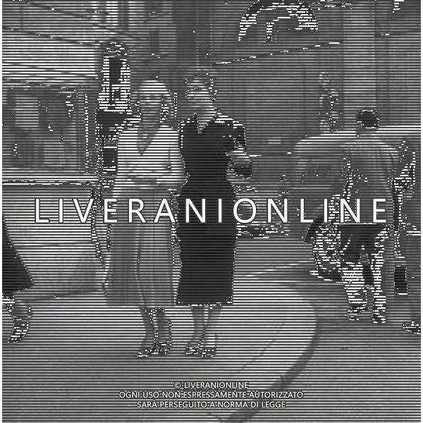 RETROSPETTIVA GINA LOLLOBRIGIDA ATTRICE NELLA FOTO GINA LOLLOBRIGIDA PASSEGGIO PER ROMA CON UNA AMICA AG ALDO LIVERANI SAS