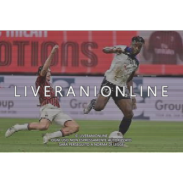 Duvan Zapata (Atalanta) e sulla SX Davide Calabria (Milan) Milan vs Atalanta Campionato Serie A TIM - 36° giornata Milano 24-07-2020 Stadio Giuseppe Meazza - San Siro foto Roberto Garavaglia - agenzia Aldo Liverani sas