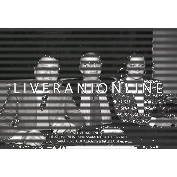RETROSPETTIVA ALBERTO SORDI ATTORE NELLA FOTO ALBERTO SORDI CON IL REGISTA TONINO CERVI E LAURA ANTONELLI NELLA PRESENTAZIONE ALLA STAMPA DEL FILM"L\'AVARO" NELL\'ANNO 1989 AG ALDO LIVERANI SAS