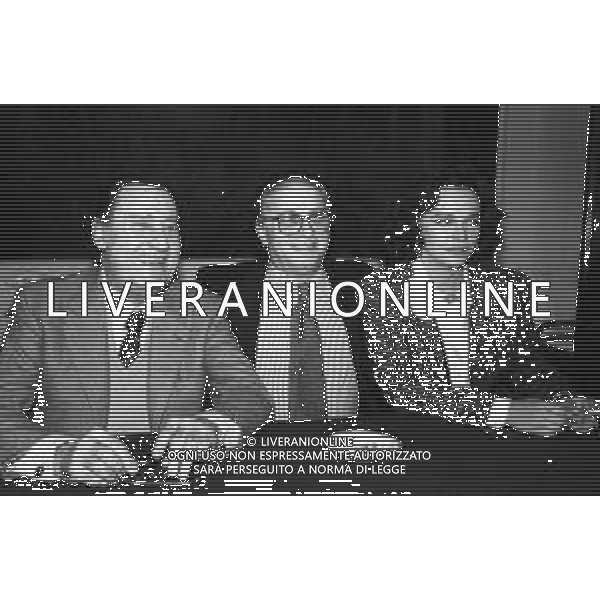 RETROSPETTIVA ALBERTO SORDI ATTORE NELLA FOTO ALBERTO SORDI CON IL REGISTA TONINO CERVI E LAURA ANTONELLI NELLA PRESENTAZIONE ALLA STAMPA DEL FILM"L\'AVARO" NELL\'ANNO 1989 AG ALDO LIVERANI SAS