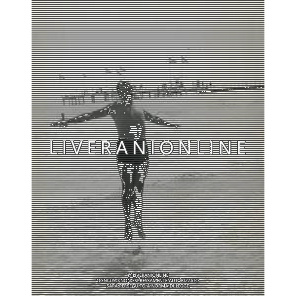 RETROSPETTIVA ALBERTO SORDI ATTORE NELLA FOTO ALBERTO SORDI A VENEZIA IN SPIAGGIA XXII MOSTRA INTERNAZIONALE DEL CINEMA DI VENEZIA AG ALDO LIVERANI SAS