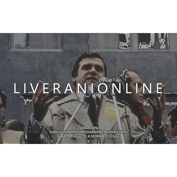 RETROSPETTIVA GIORGIO BENVENUTO SINDACALISTA E POLITICO ITALIANO NELLA FOTO GIORGIO BENVENUTO A MILANO IN UN COMIZIO IN VIA SOLFERINO DAVANTI AL CORRIERE DELLA SERA CONTRO LO SCANDALO DELLA P2 AG ALDO LIVERANI SAS