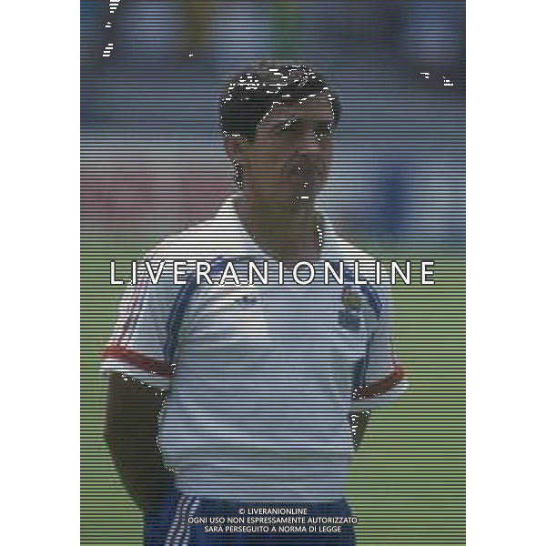 RETROSPETTIVA ALAIN GIRESSE CALCIATORE NELLA FOTO ALAIN GIRESSE CON LA MAGLIA DELLA NAZIONALE FRANCESE AI CAMPIONATI DEL MONDO MESSICO 1986 AG ALDO LIVERANI SAS